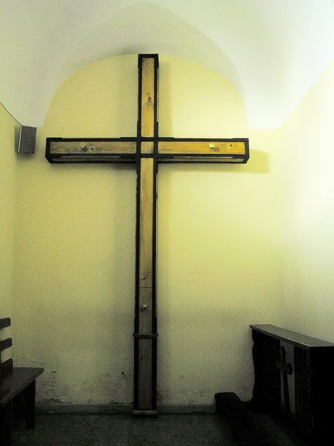  Krzyż przeniesiony w 1945 roku ze zniszczonego kościoła ewangelickiego pw. Św. Michała. Przed remontem kościoła parafialnego znajdował się przy wejściu do kościoła od strony ul. Książąt Brzeskich