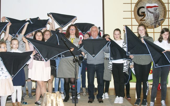 Andrzej Bartnik przekazał chusty harcerzom z „Granitowej piątki” 