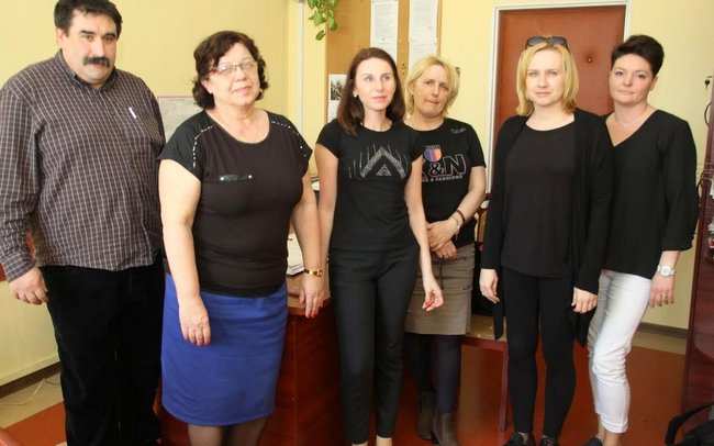 Nauczyciele i pracownicy Gimnazjum nr 2 w Strzelinie solidaryzowali się z innymi szkołami i założyli tego dnia czarne stroje
