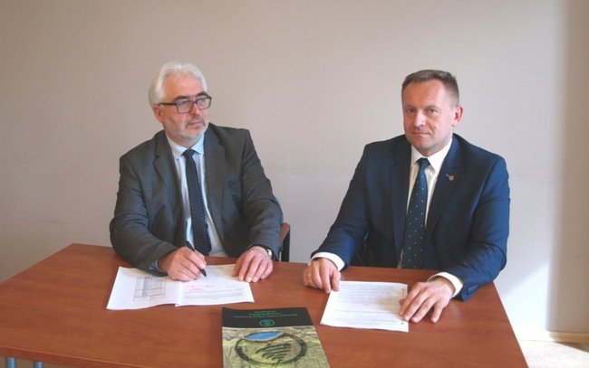 Umowę ze strony WFOŚiGW we Wrocławiu podpisali: Aleksander Marek Skorupa, prezes zarządu i Hubert Papaj, zastępca prezesa zarządu