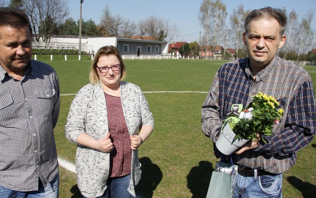 Prezes Młodzika Barbara Bandura oraz przedstawiciel rodziców Józef Tomera (po lewej) podziękowali za wsparcie sponsorowi  klubu Andrzejowi Bereźnickiemu