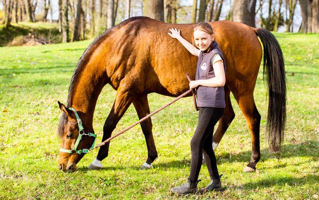  10-latka jest bardzo zżyta ze swoim koniem