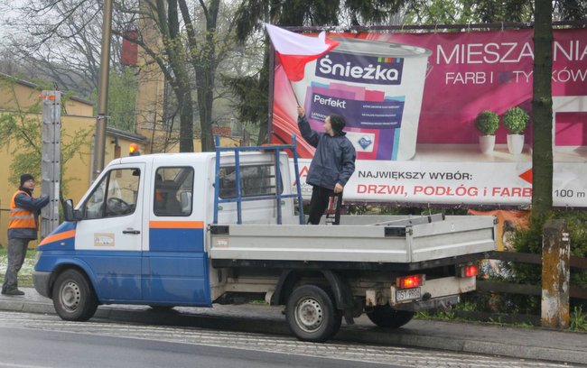 W miniony piątek pracownicy strzelińskiego CUKiT wieszali od rana flagi w mieście