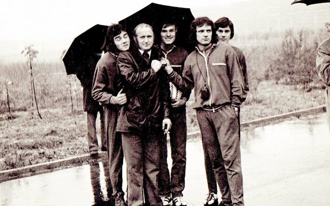 Strzelińcy kartingowcy (zdjęcie z lat 70. XX wieku). Stoją od lewej: Zbigniew Bodak, Stanisław Wiśniewski, Andrzej Presz, Adam Jaworski i Zbigniew Haftarczyk