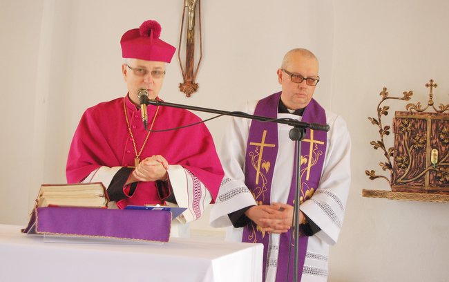 Ks. biskup Andrzej Siemieniewski podczas obrządku poświęcenia kaplicy