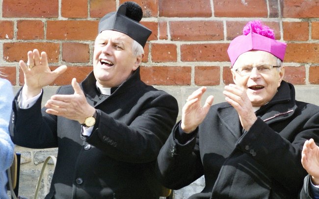Ks. biskup Antoni Długosz (po prawej) oklaskiwał występy ziębickich artystów. Obok ks. Bogusław Konopka