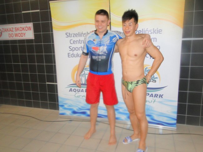 Krzysztof Gajewski (zwycięzca 24-godzinnego ultramaratonu w pływaniu) ze zwycięzcą IV strzelińskiej „Otyliady” Takeshim Yokotą