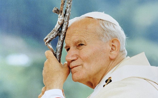 Jan Paweł II zmarł 2 kwietnia 2005 roku o g. 21.37. Jego beatyfikacji dokonał Benedykt XVI 1 maja 2011 r. a kanonizacji - papież Franciszek 27 kwietnia 2014 r.