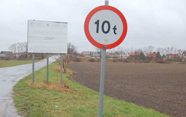 Jedną z przyczyn wprowadzenia ograniczenia tonażu pojazdów wjeżdżających do Szczawina była przyśpieszona degradacja nawierzchni