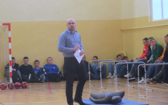Asp. szt. Jacek Waś pokazał młodzieży, jak wyglądają testy sprawnościowe podczas rekrutacji do policji