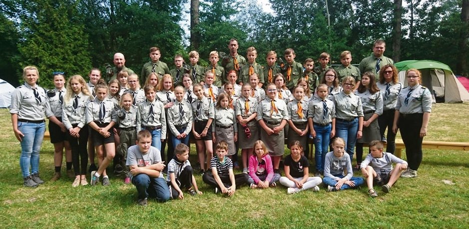 Pamiątkowe zdjęcie uczestników VII Złazu na Gromniku zorganizowanego przez Związek Drużyn Harcerskich Ziemi Strzelińskiej. Foto: ZDHZS