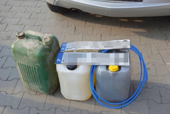 W bagażniku złodzieje mieli 3 kanistry 20- i 30- litrowe pełne paliwa (Foto. KPP w Strzelinie)