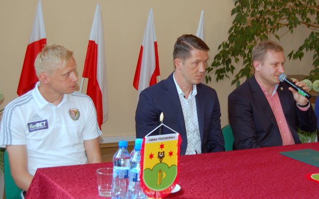 WKS Śląsk Wrocław reprezentowany był przez piłkarza Mariusza Pawelca (z lewej), dyrektora sportowego Dariusza Sztylkę (w środku) i wiceprezesa Wojciecha Nowaka