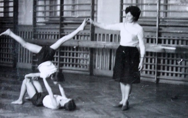Julia Baraniak przygotowuje reprezentację szkoły do zawodów gimnastycznych, 1960 r.