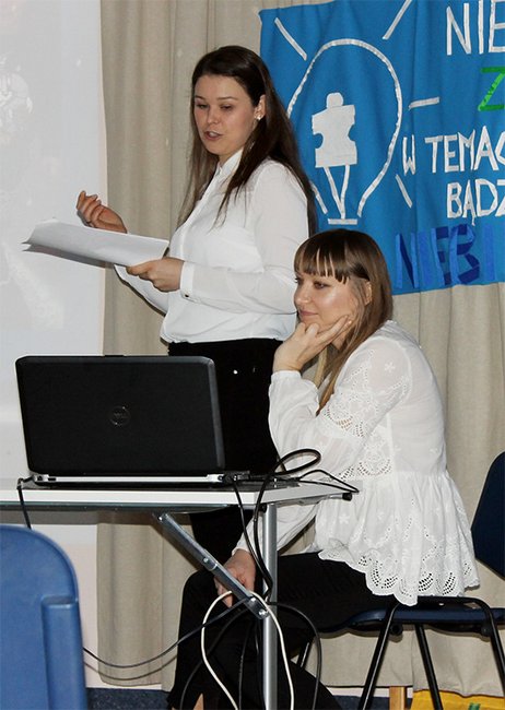 O celach pracy w grupie przedszkolnej terapeutycznej dla dzieci z autyzmem mówiły Aneta Lipowiecka i Kamila Wnuk (od lewej)