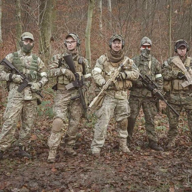 Ubiór uczestników strzelanek wzorowany jest na prawdziwych mundurach żołnierskich