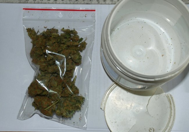 Narkotyki były schowane w plastikowych pojemnikach