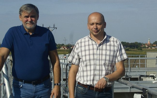 Budowa nowej oczyszczalni dobiega końca. Na zdjęciu Waldemar Grochowski (po lewej) i Janusz Nowicki  z UG Borów