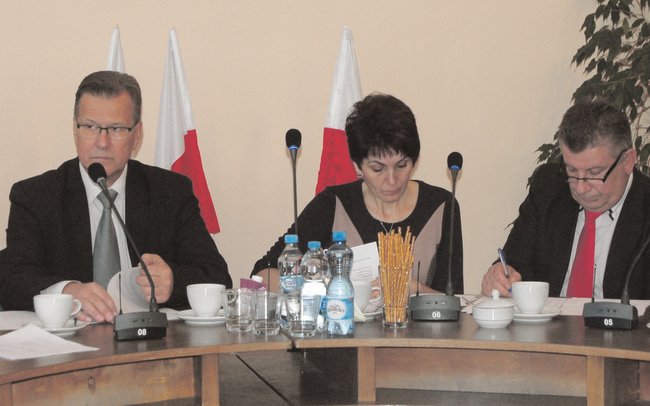 Przewodniczący Rady Gminy Przeworno Andrzej Łuczak (z lewej) poprowadził przedostatnią sesję tej kadencji. Obok radna Joanna Pieczonka i radny Krzysztof Hutnik
