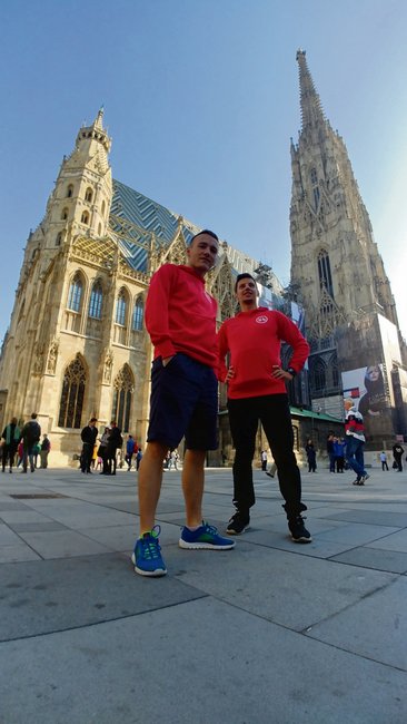Rafał (po lewej) miał także czas na zwiedzanie stolicy Austrii