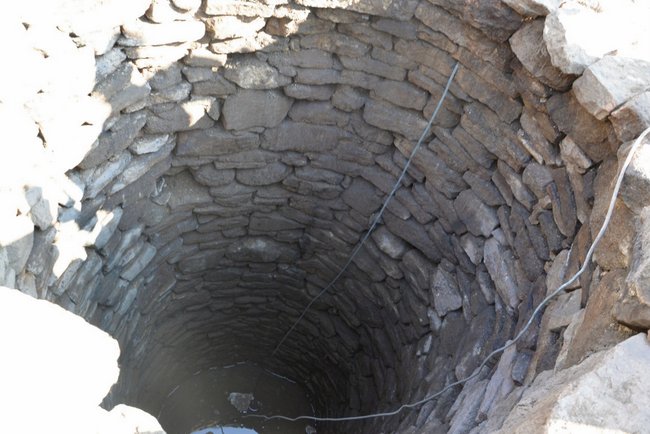 Odkryta studnia może mieć  kilkanaście metrów głębokości i jest zachowana w doskonałym stanie 