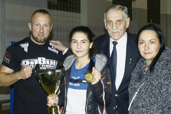 Natalka z mamą Magdą i pucharem, który zdobył Skorpion „Szczecin”. Po lewej Jan Drepikowski, trener „Skorpiona” i Franciszek Jaszczyszyn z „Jaskini Lwa”