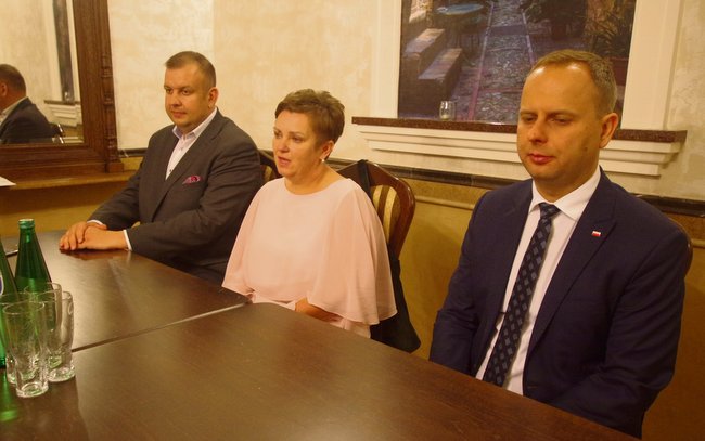 O planach związanych z Wiązowem mówiła kandydatka na burmistrza Katarzyna Czyżycka. Z prawej wojewoda Paweł Hreniak, z lewej Damian Mrozek
