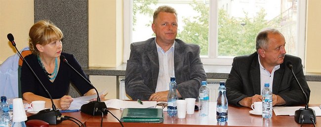 - Dla mnie jest niezrozumiałe i niegospodarne jest powoływanie zastępcy kierownika – mówił radny Julian Kaczmarek (z prawej)
