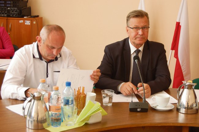 Sesję prowadził przewodniczący Rady Gminy Przeworno Andrzej Łuczak (z prawej). Obok wiceprzewodniczący Damian Długosz
