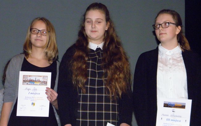 Hanna Wierzbicka, Hanna Ciuruś i Maja Jaz triumfowały w teście wiedzy o Strzelinie i Ziemi Strzelińskiej w kategorii klas IV-VI