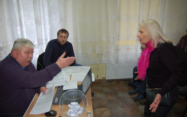 Spotkanie prowadził Michał Partyka ze strzelińskiego CUKiT-u (z lewej)