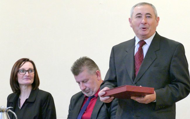 Kwiaty oraz dyplom za współpracę z urzędem gminy otrzymał były radny, mieszkaniec Przeworna, Feliks Polehojko