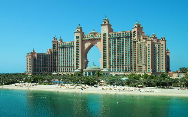 Hotel Atlantis budowali przybysze z całego świata
