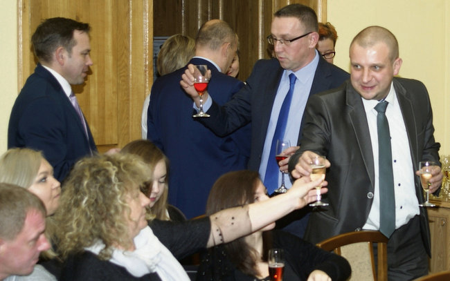 Przed sesją radni i zaproszeni goście wznieśli noworoczny toast