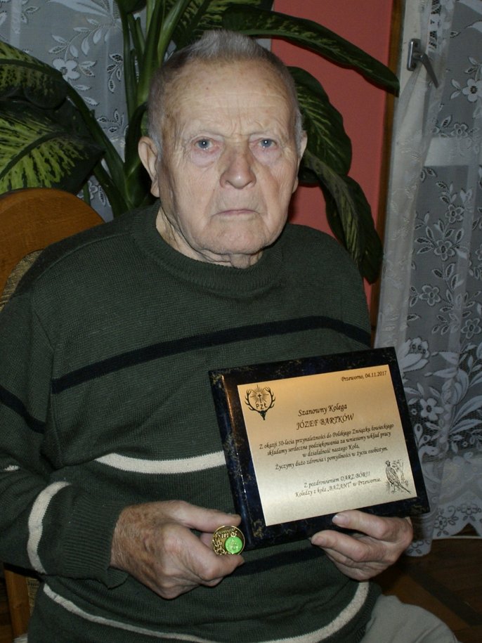 Józef Bartków otrzymał pamiątkowy medal i dyplom jako myśliwy z pięćdziesięcioletnim stażem