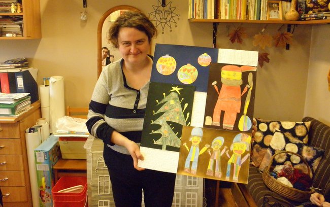 Pani Emilka prezentuje piękne prace, które przygotowała na wystawę świąteczną