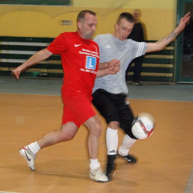 Tomasz Kozioł w walce o piłkę z Dominikiem Szulcem z MPC