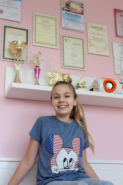 Strzelinianka Lena Wlazłowska od najmłodszych lat bierze udział w konkursach wokalnych, zdobywając kolejne wyróżnienia