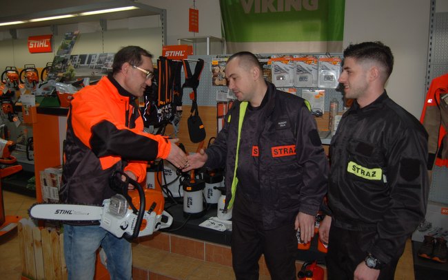 Marek Leśniak (z lewej) ze sklepu Stihl Strzelin przekazał jednostce OSP Jegłowa pilarkę spalinową. W środku prezes Robert Deja, a obok druh Wojciech Laszczyński