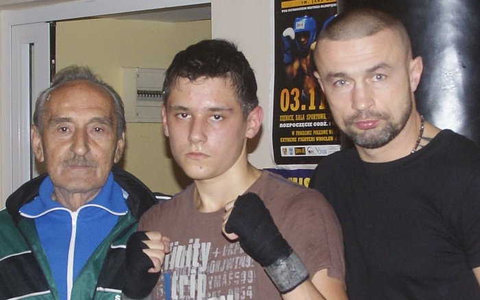 Konrad (w środku) trenuje boks w „Jaskini Lwa” pod okiem Piotra Wilczewskiego (z prawej) i Franciszek Ciępka