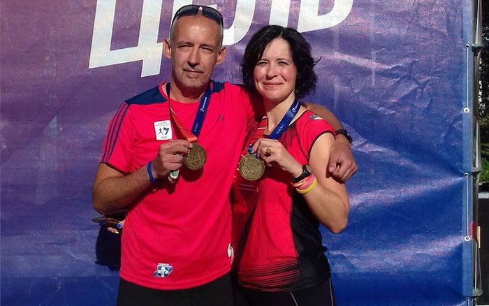 Monika Łukasik-Duszyńska wraz z mężem Tomaszem z medalami na mecie moskiewskiego maratonu