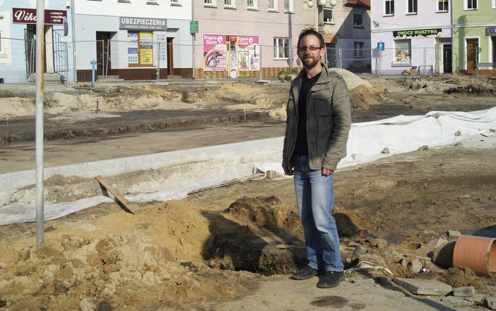 Archeolog Andrzej Wasilewski na północnej pierzei rynku po odsłonięciu warstwy osadniczej z I tysiąclecia p.n.e
