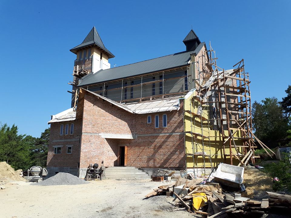 Kościół pomieści odradzającą się wspólnotę. Prace budowlane rozpoczęto w marcu 2016 r. (Foto. facebook parafii Św. Teresy od Dzieciątka Jezus, Brzuchowice)