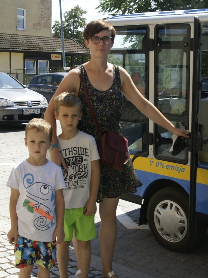 Pani Sylwia z synami pojechała busiekiem odwiedzić babcię, ale nie zastali jej w domu