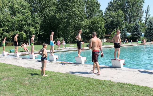 W upalne dni basen miejski odwiedzają zarówno dzieci, jak i dorośli