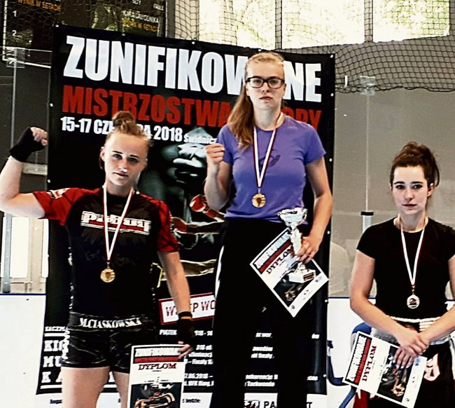 Martyna Ciaskowska (po lewej) na drugim miejscu podium Zunifikowanych Mistrzostw Europy w Świdnicy
