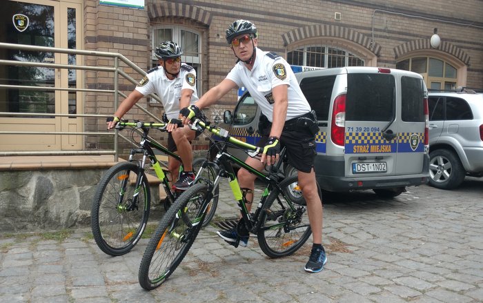 Jeżdżący na rowerach strażnicy pełnią służbę w charakterystycznym umundurowaniu letnim (foto: UMiG Strzelin)