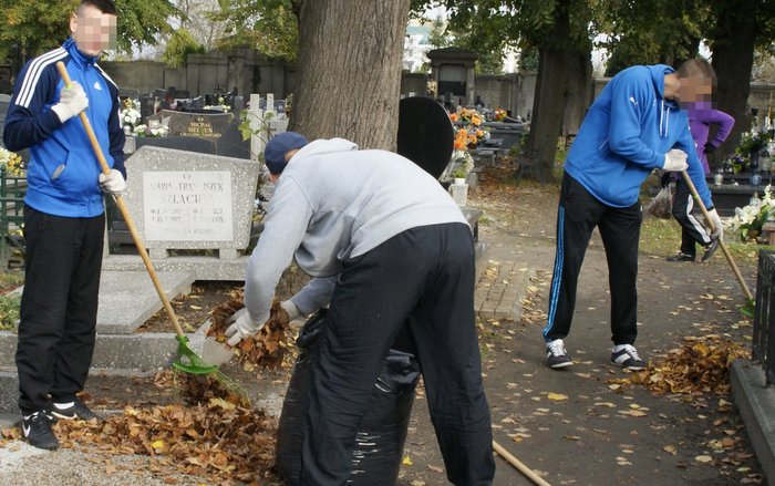W porządkowaniu cmentarza pomagają skazani z Zakładu Karego w Strzelinie. Na zdjęciu trójka z siedmiu więźniów pracujących na cmentarzu