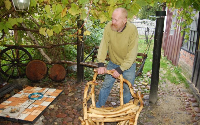 Jednym z mieszkańców wsi jest Wiesław Arciński, który słynie z wyrobu pięknych drewnianych przedmiotów użytkowych i rzeźb