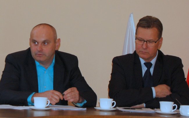 - Jestem też zdziwiony i zaniepokojony sytuacją, która się wydarzyła w klubie, w którym pan gra - zwrócił się do wójta Taranka radny Damian Długosz (z lewej)